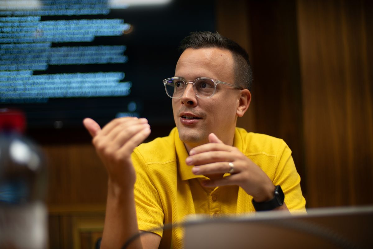 Peter Hric počas kurzu EDU AI do práce